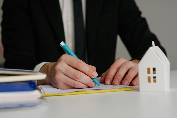 Quelles sont les étapes essentielles pour comparer efficacement les offres d'assurance de prêt immobilier ?